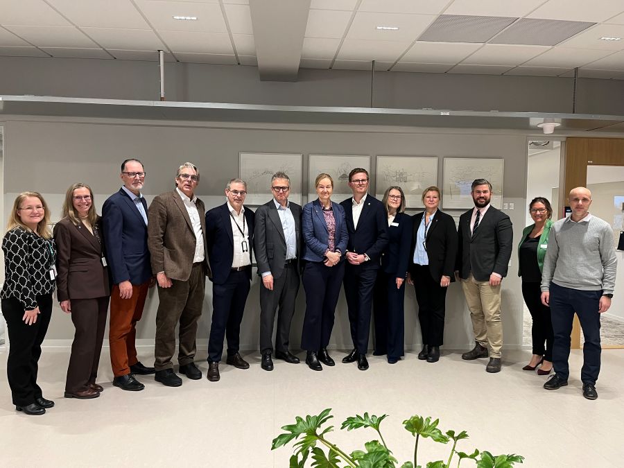 Bilden föreställer politiker och tjänstepersoner från Väsby kommun och Vallentuna kommun. I mitten står landshövding Cecilia Skinsgley och Gunilla från Stockholm län lännstyrelsen. 