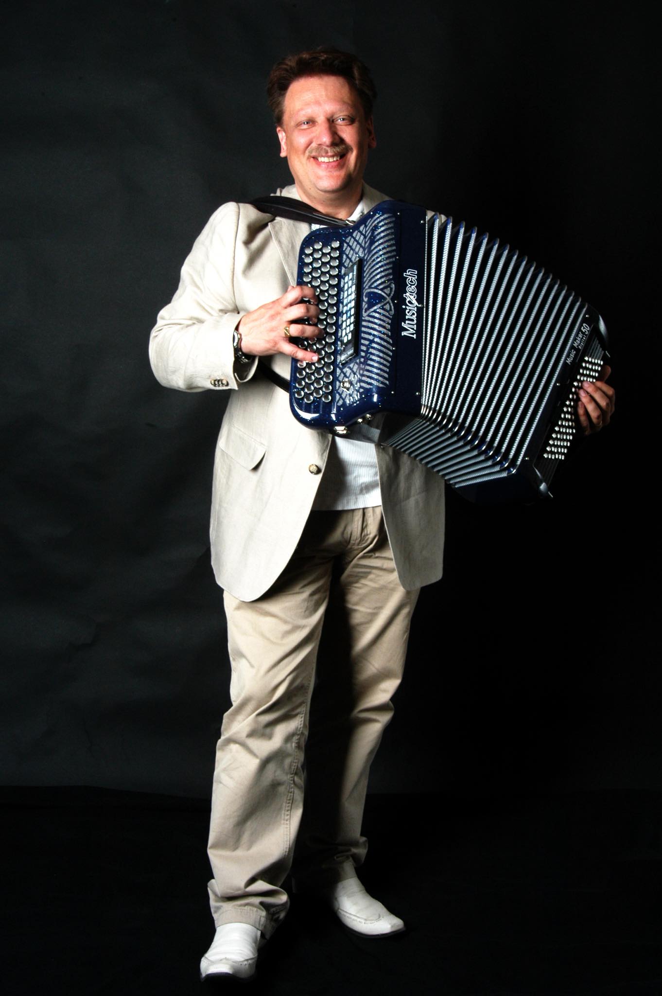 En man med dragspel.