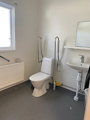 En toalett och ett handfat.